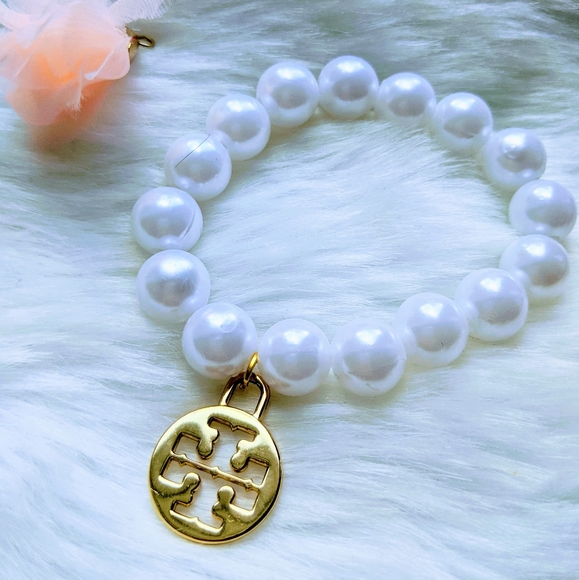 Tory Burch Large Logo Charm on Pearl Bracelet New - Picture 6 of 6